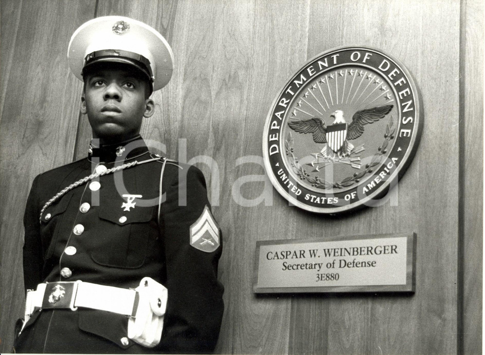 Fotografia d epoca originale 1980 ca WASHINGTON Soldier out of Caspar WEINBERGER Defense Secretary s office 1