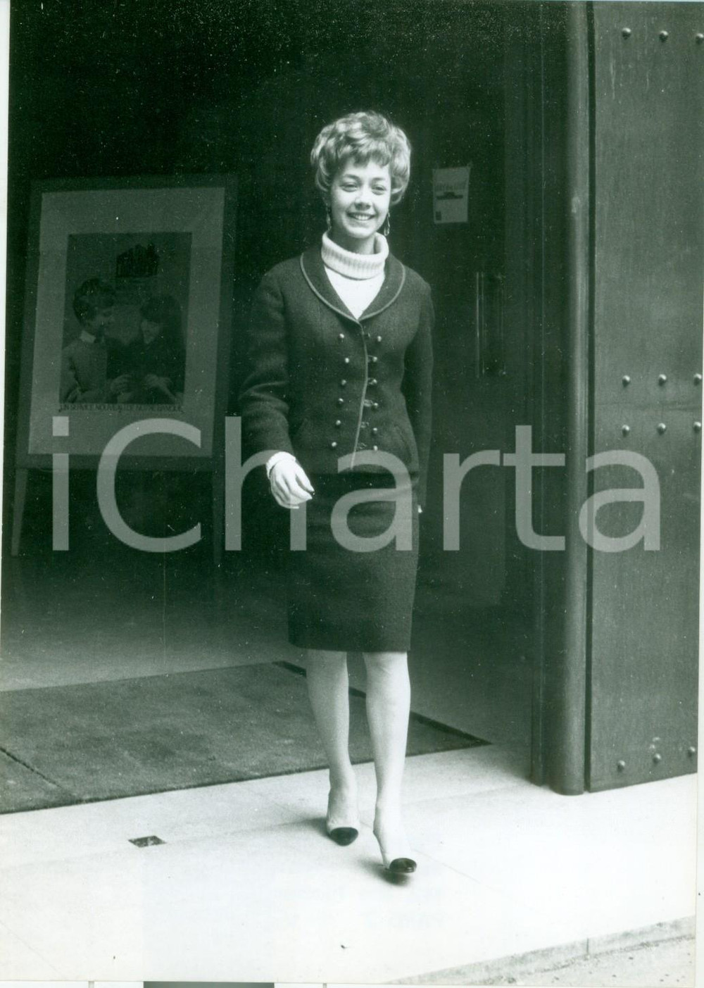 Fotografia d epoca originale 1960 ca PARIS Dominique PRADEAU esce da una banca Fotografia 1