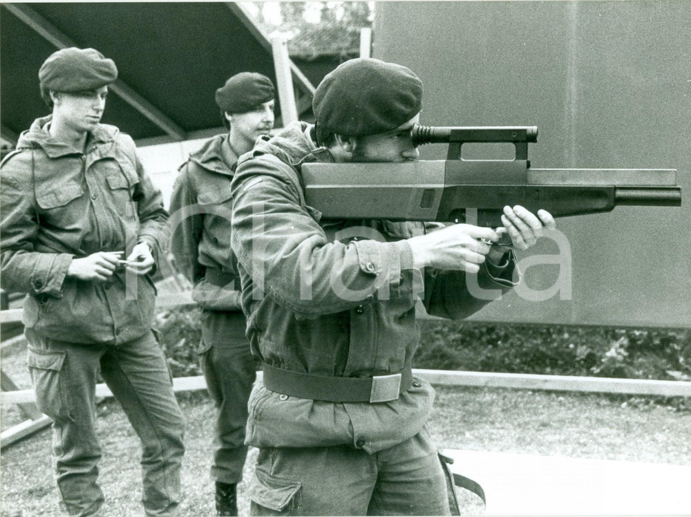 Fotografia d epoca originale 1980 ca BONN BRD Soldati BUNDESWEHR si esercitano con fucile HECKLER & KOCH G11 1