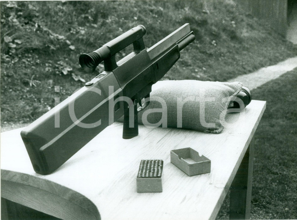 Fotografia d epoca originale 1980 ca BONN BRD Il fucile HECKLER & KOCH G11 in dotazione alla BUNDESWEHR Foto 1