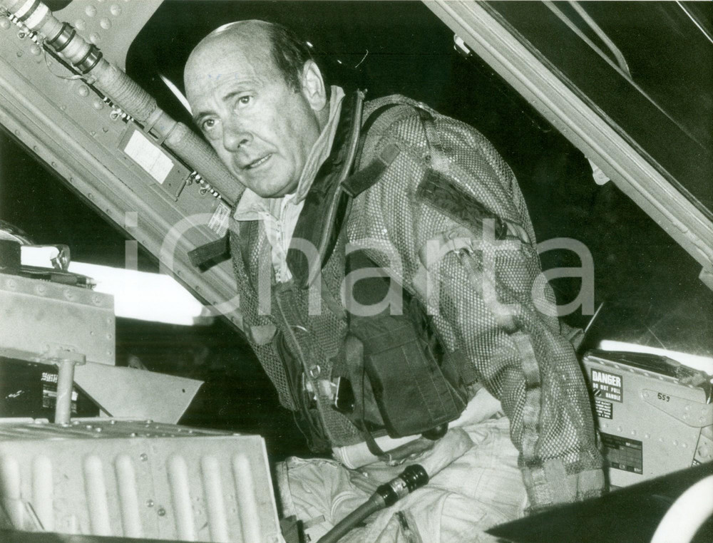 Fotografia d epoca originale 1982 NORVENICH Ministro Manfred WORNER prende posto su caccia TORNADO 43+97 Foto 1