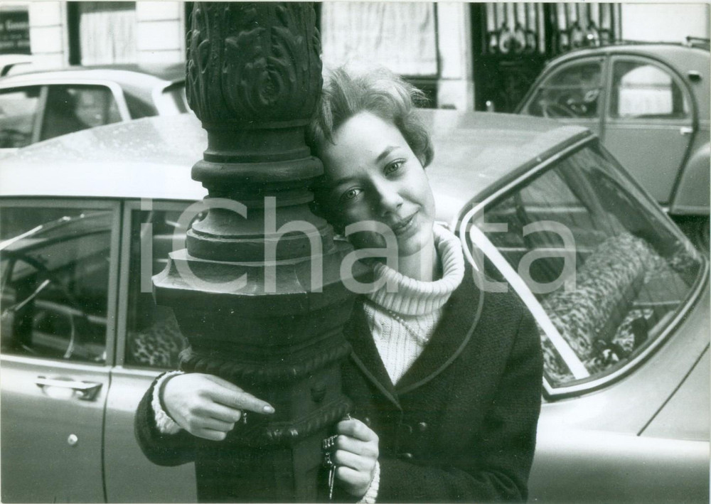 Fotografia d epoca originale 1960 ca PARIS Dominique PRADEAU abbracciata a un lampione Fotografia 1