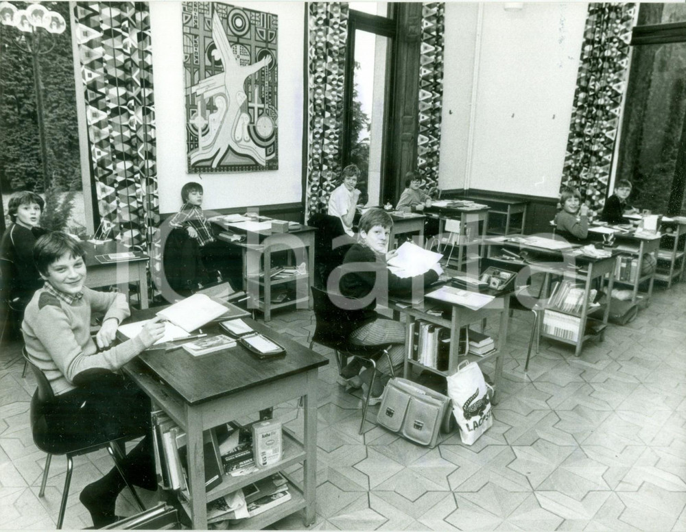 Fotografia d epoca originale 1981 BAD GODESBERG Aula ALOYSIUSKOLLEG nel salone di un antica casa padronale 1