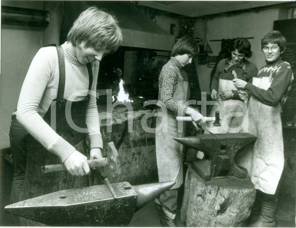 Fotografia d epoca originale 1981 SCHLOSS HAMBORN Alunni della WALDORFSCHULE nel laboratorio del fabbro 1