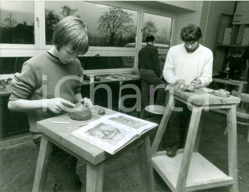 Fotografia d epoca originale 1981 SCHLOSS HAMBORN Alunni della WALDORFSCHULE nel laboratorio artistico 1 1
