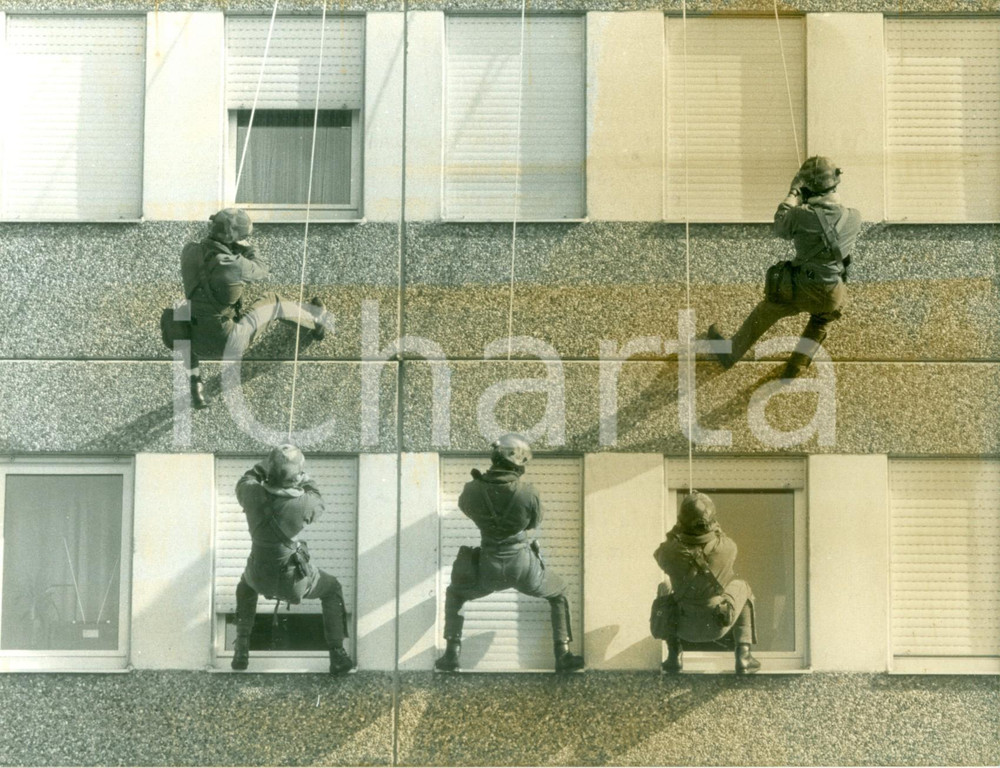 Fotografia d epoca originale 1982 BONN UnitÃ  speciale GSG9 GRENZSCHUTZGRUPPE si allena a scalare muri FOTO 1