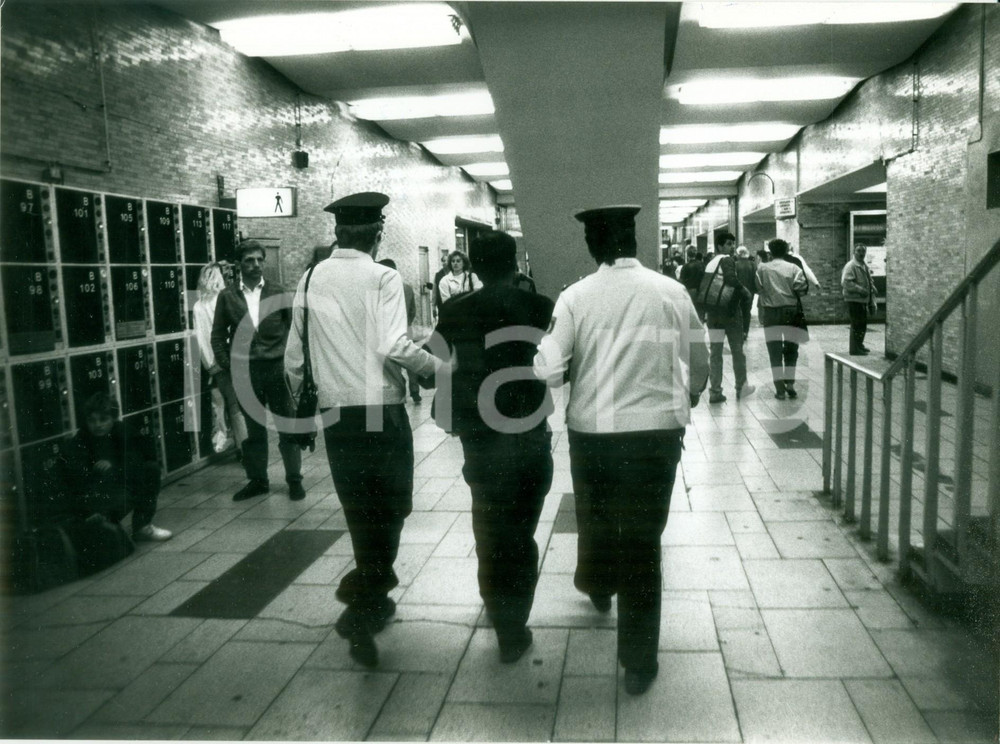 Fotografia d epoca originale 1990 BERLIN Arresto di un rapinatore nella metropolitana di ALEXANDERPLATZ Â°Foto 1