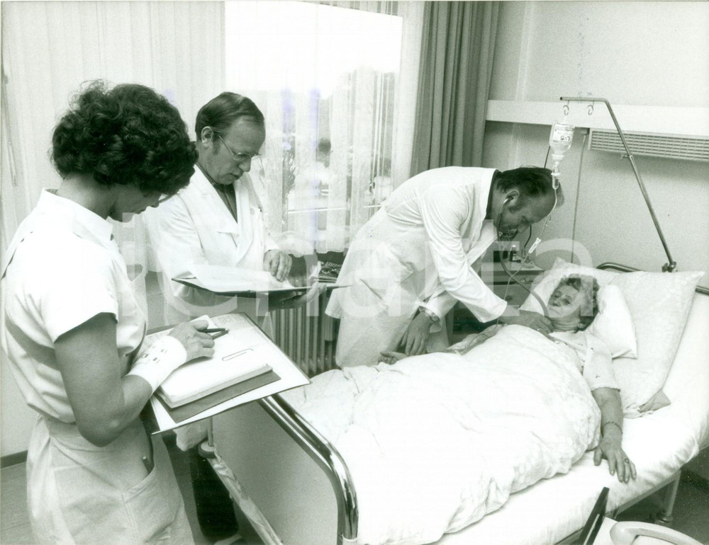 Fotografia d epoca originale 1981 BONN GERMANIA Visita medica ad un  anziana in clinica Fotografia 1
