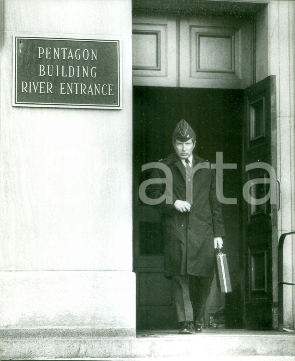 Fotografia d epoca originale 1980 WASHINGTON D.C. USA Funzionario esce dal PENTAGONO Fotografia 1