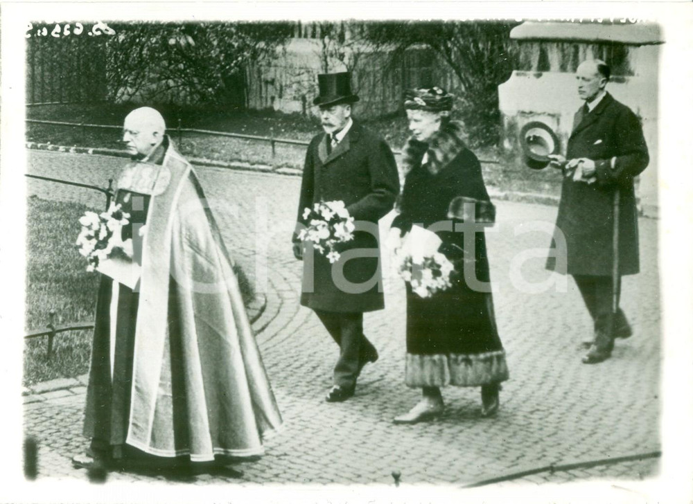Fotografia d epoca originale 1930 ca LONDON Giorgio V e Mary di TECK escono dalla Cattedrale il GiovedÃ¬ Santo 1