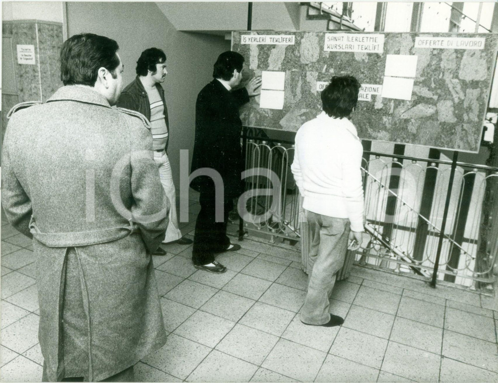 Fotografia d epoca originale 1981 KOLN DE Disoccupati turchi a una bacheca di annunci di lavoro Fotografia 1