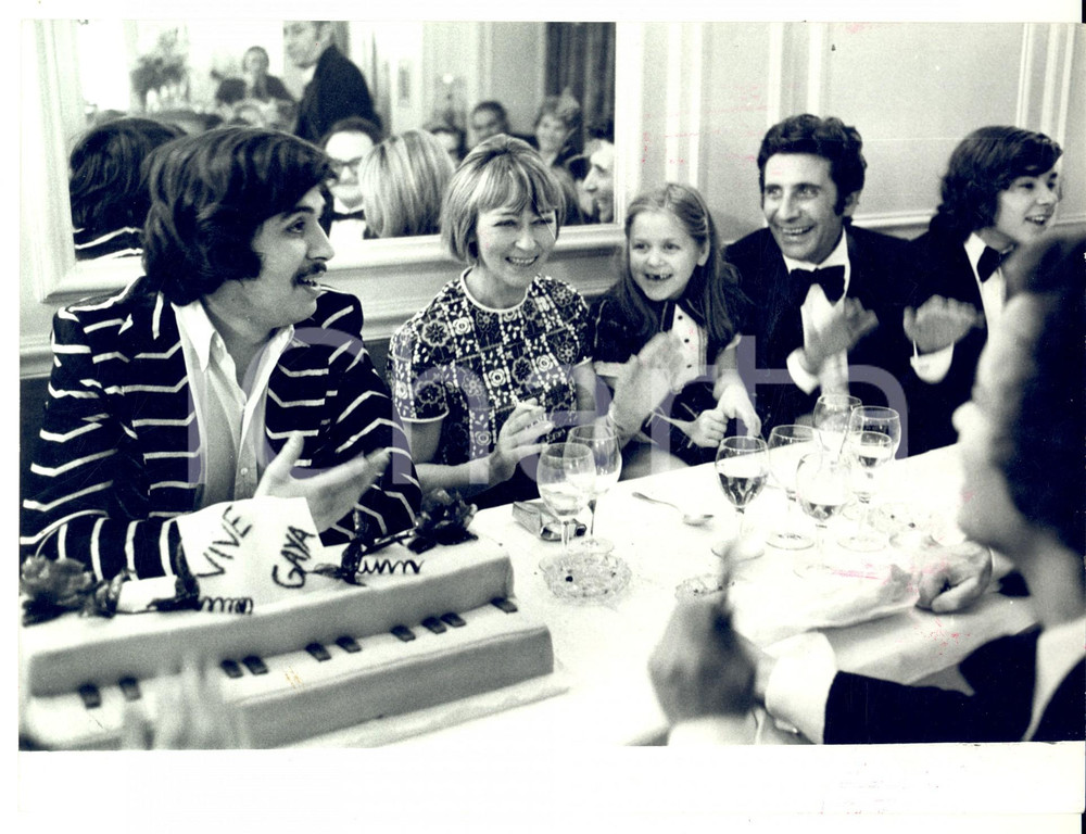 Fotografia d epoca originale 1960 ca PARIS Gilbert BECAUD e Monique NICOLAS al compleanno della figlia Gaya 1