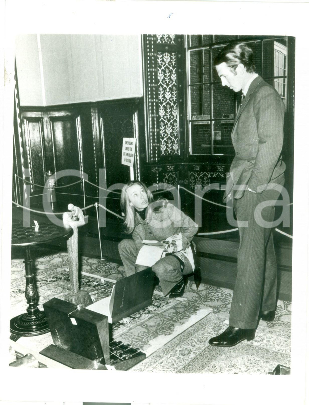 Fotografia d epoca originale 1973 LONDON Principessa Anna Capitano Mark PHILLIPS scartano regali di nozze 1
