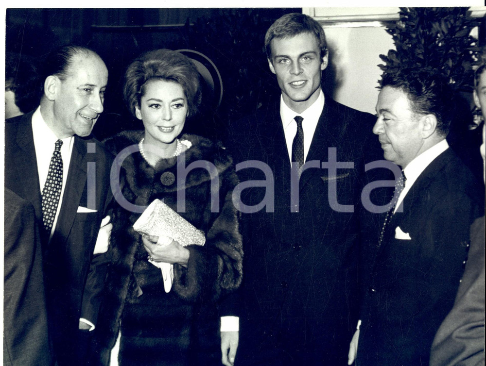 Fotografia d epoca originale 1955 ca PARIS Mike MARSHALL e Anne VERNON arrivano a una serata di gala 1