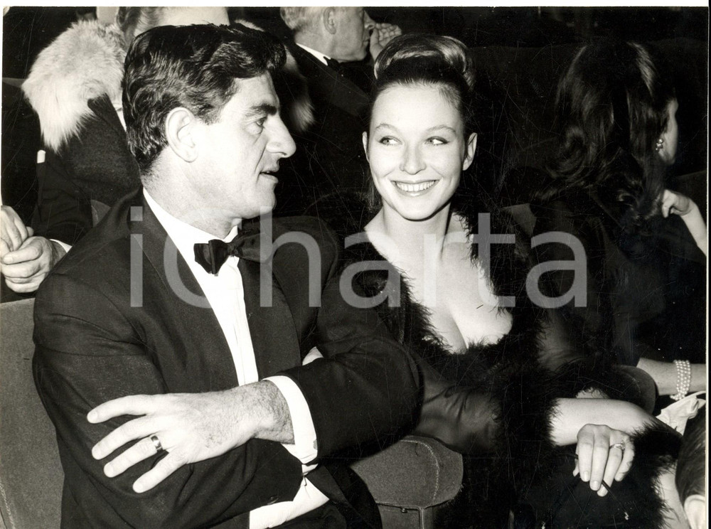 Fotografia d epoca originale 1960 ca CINEMA Marina VLADY  e il fidanzato Claude BROUILLET  a una serata Foto 1