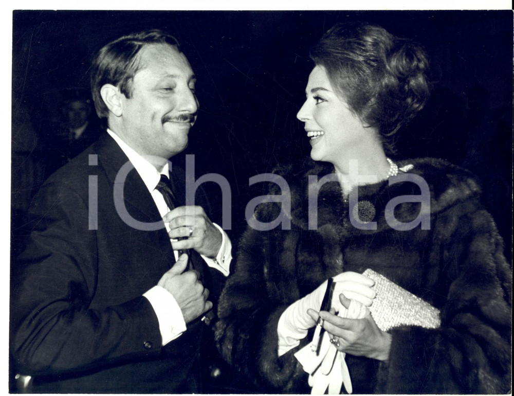 Fotografia d epoca originale 1955 ca PARIS Attrice Anne VERNON scherza durante una serata di gala 1 1