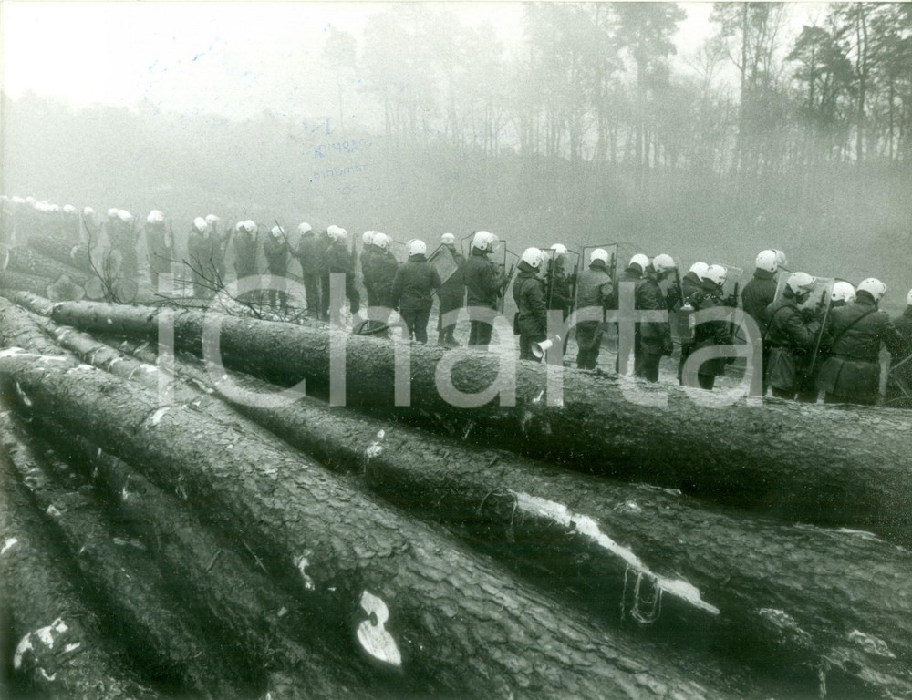 Fotografia d epoca originale 1982 FRANKFURT DE Cordone di polizia vs manifestanti a cantiere dell aeroporto 1