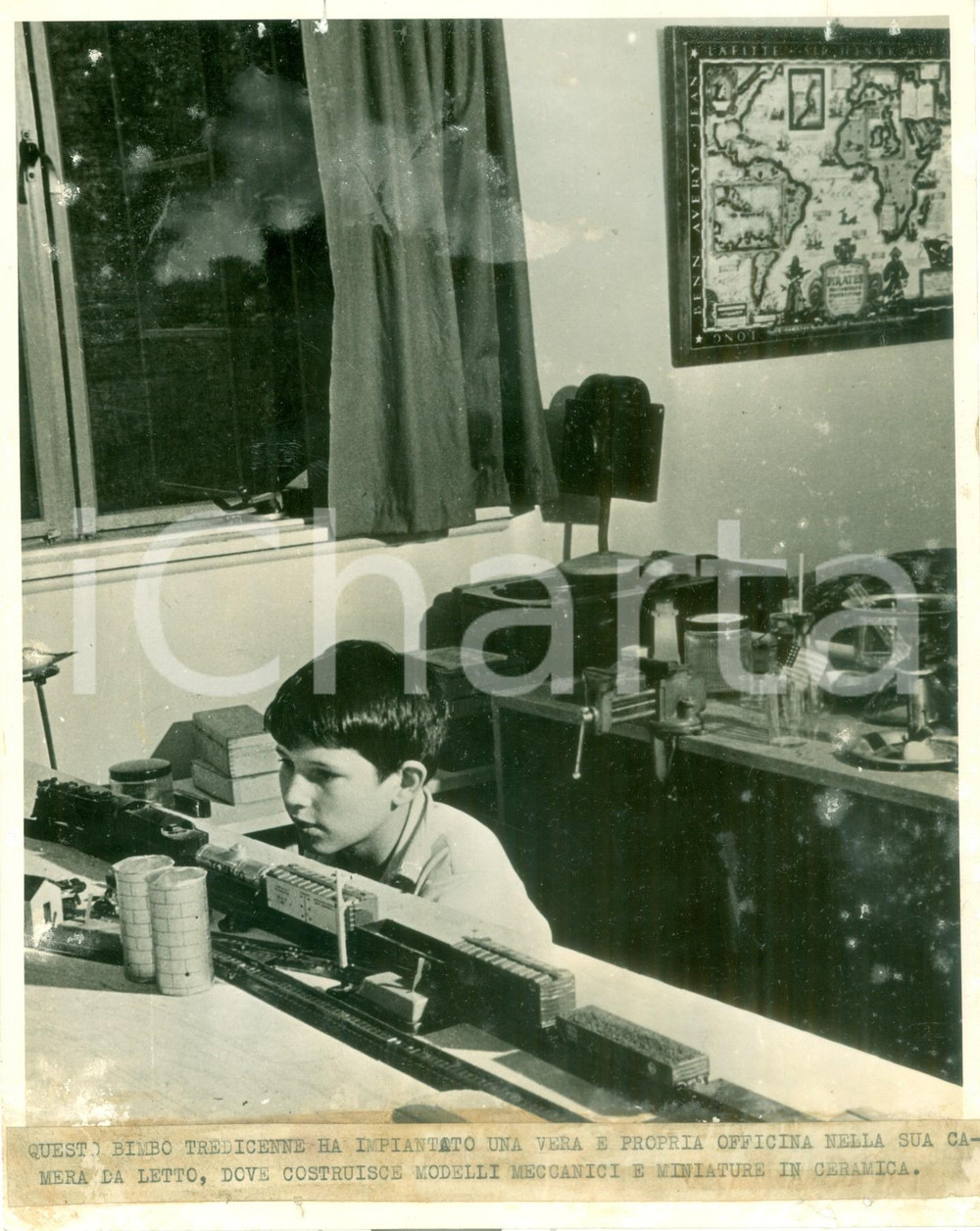 Fotografia d epoca originale 1950 ca USA Bambino costruisce modellini di treni Fotografia DANNEGGIATA 1