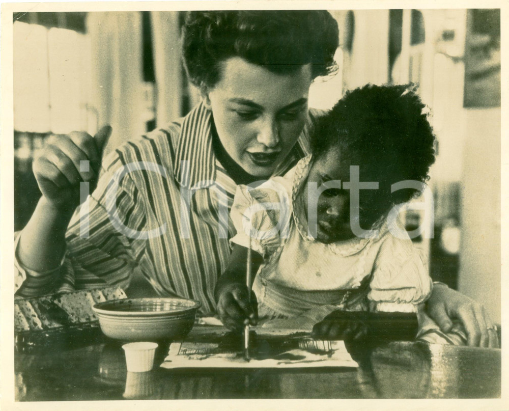 Fotografia d epoca originale 1950 ca COLUMBIA, MISSOURI USA Bambina afroamericana studia religione disegnando 1