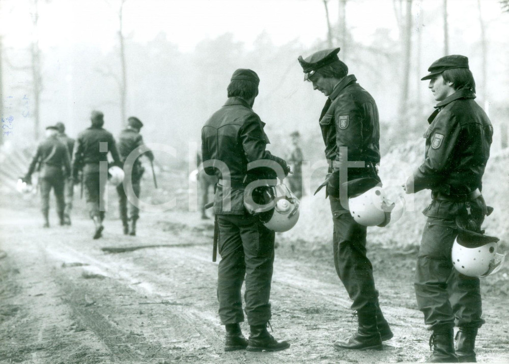Fotografia d epoca originale 1982 FRANKFURT DE Polizia ai lavori di bonifica per pista ovest dell aeroporto 1