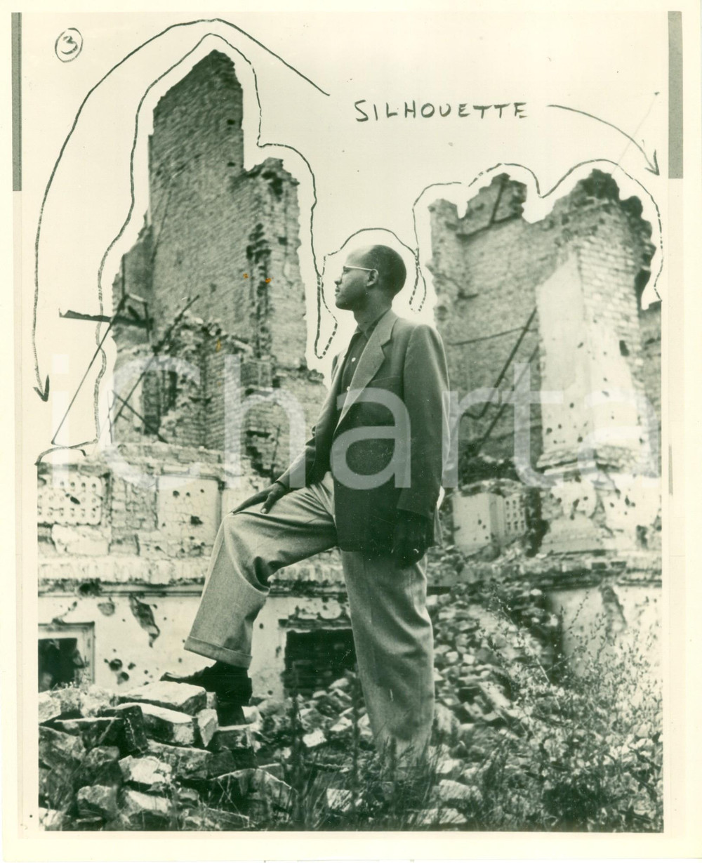 Fotografia d epoca originale 1950 ca BERLIN Propaganda americana Afroamericano osserva rovine tedesche FOTO 1