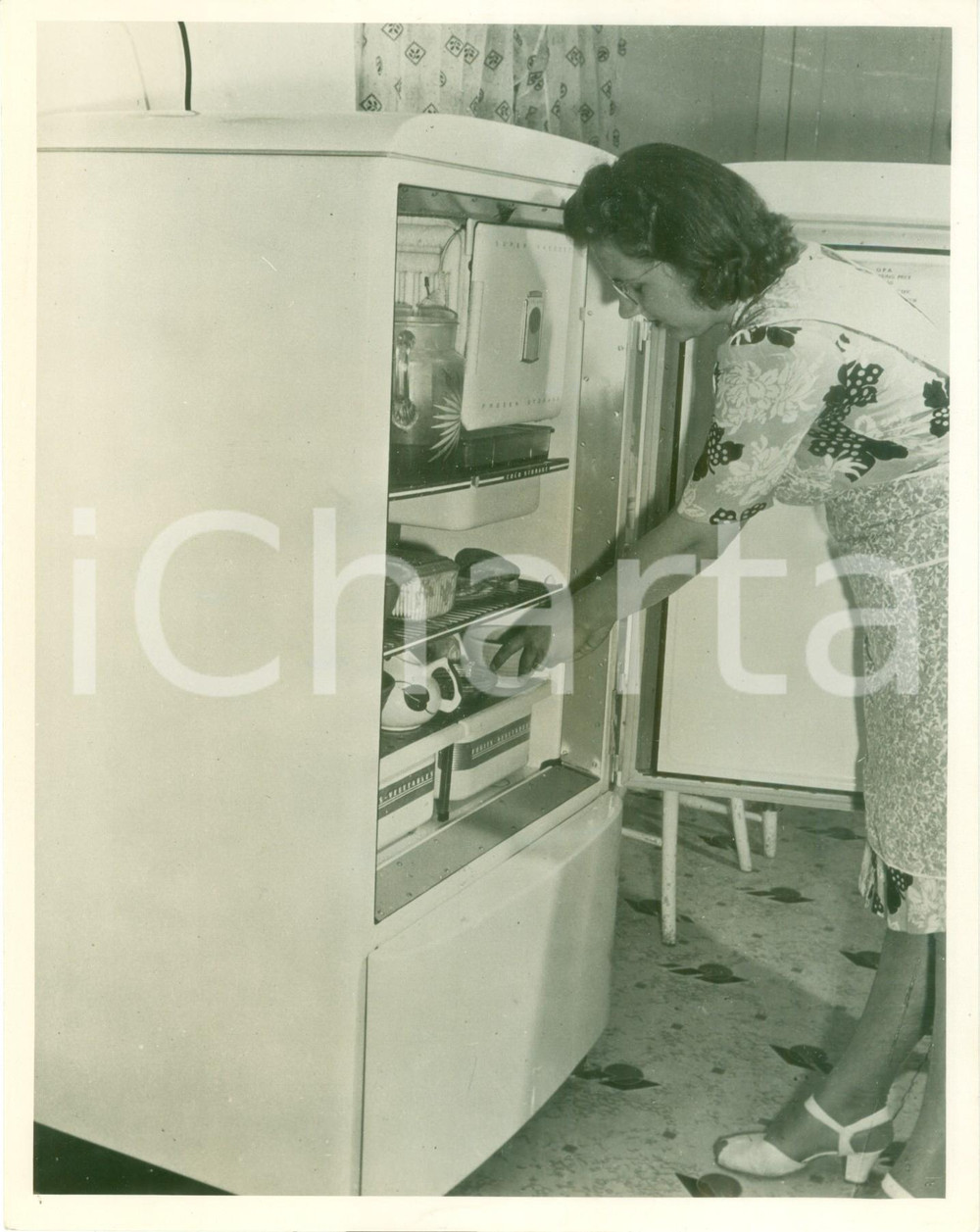 Fotografia d epoca originale 1950 ca USA La signora LEHMAN con la sua nuova cucina elettrica Fotografia 1