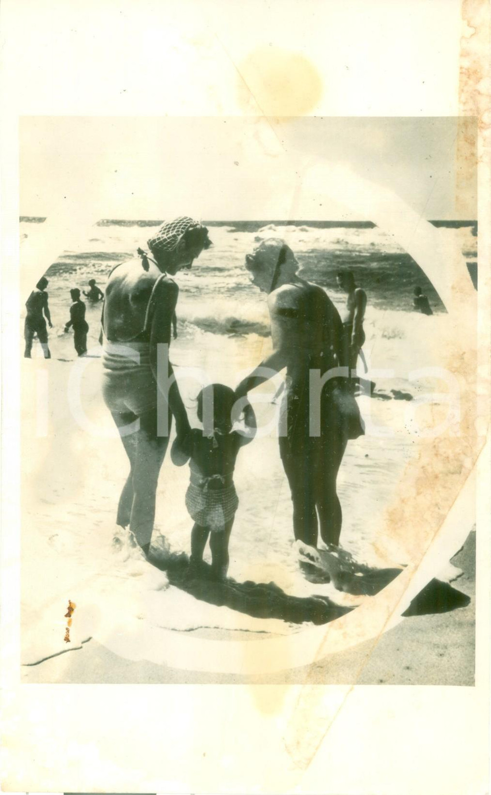 Fotografia d epoca originale 1950 ca JONES BEACH ISLAND USA Bambina impaurita dalle onde Foto DANNEGGIATA 1