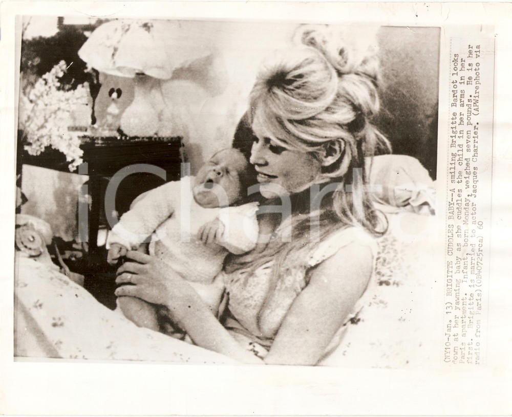 Fotografia d epoca originale 1960 PARIS Brigitte BARDOT cuddles her son NicolasJacques CHARRIER Telefoto 1