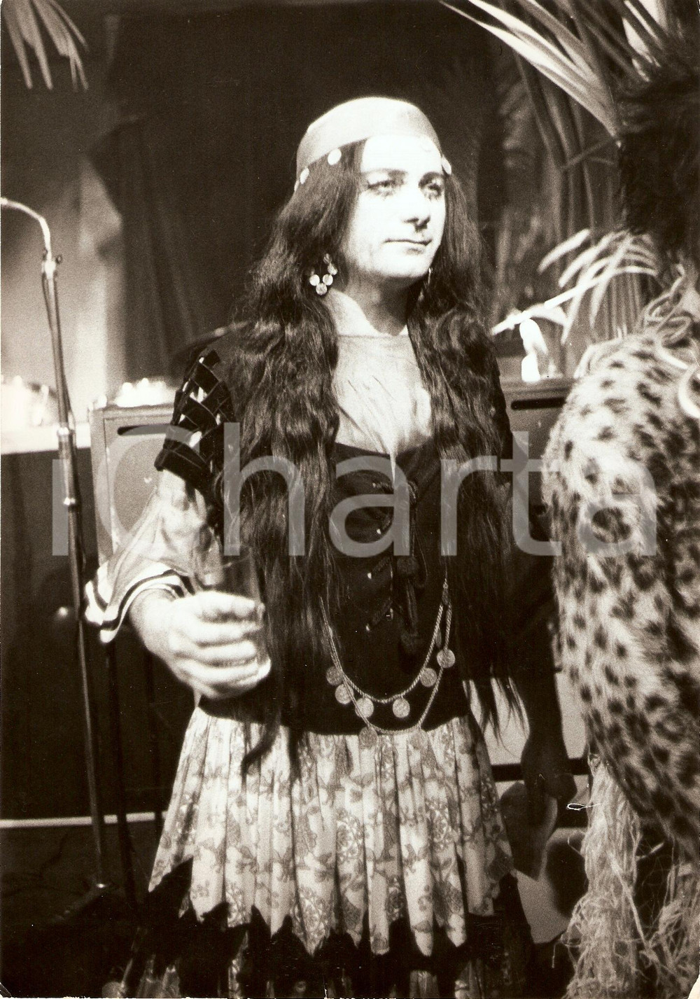 Fotografia d epoca originale 1960 ca TEATRO Jean VILAR vestito da zingara nel backstage Fotografia 1