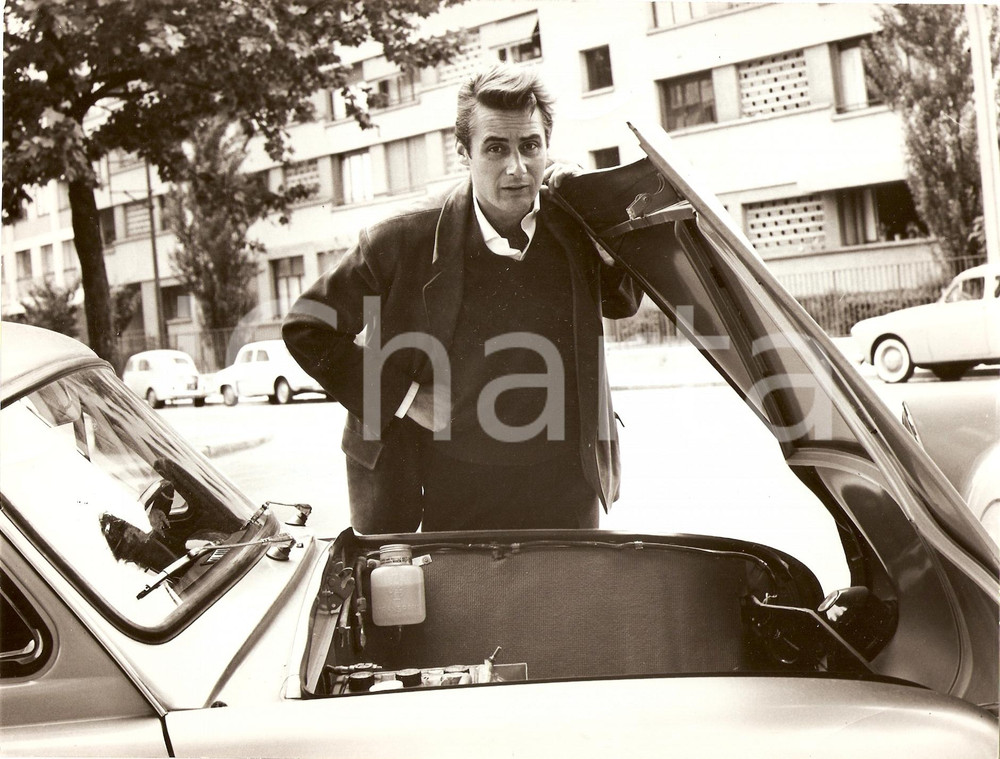 Fotografia d epoca originale 1960 ca CINEMA Attore Michel BARDINET ripara la sua automobile Fotografia 1
