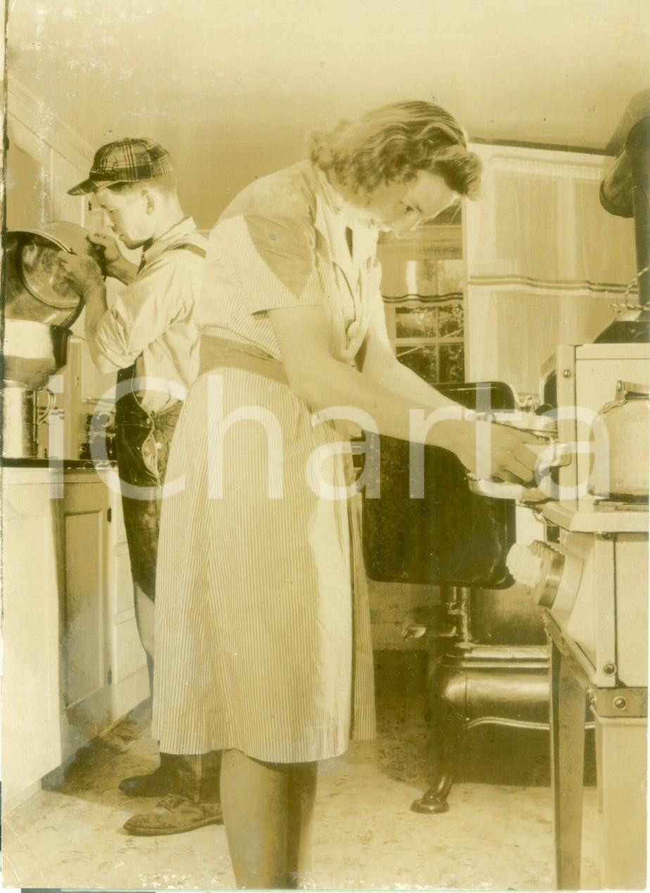 Fotografia d epoca originale 1944 WWII CONNECTICUT USA Veterano Malcolm STANNARD al lavoro nella nuova cucina 1