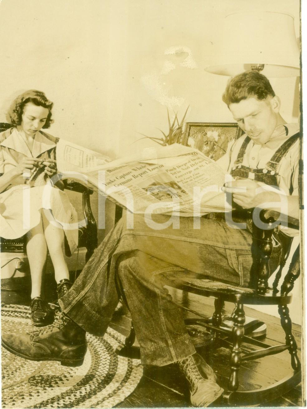 Fotografia d epoca originale 1944 WWII CONNECTICUT USA Veterano Malcolm STANNARD legge il giornale Fotografia 1