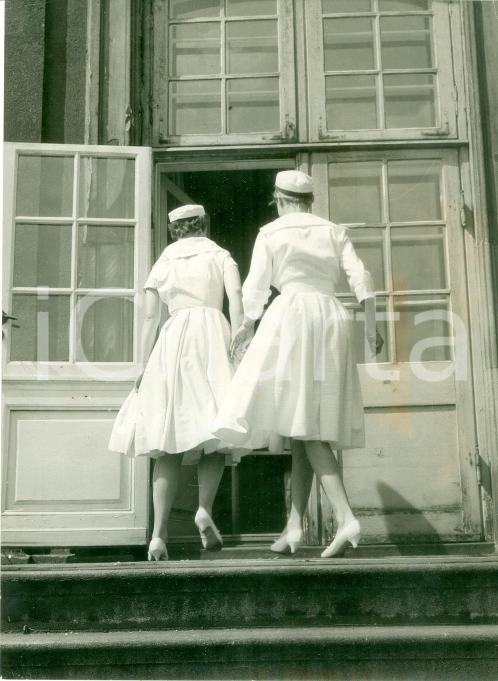 Fotografia d epoca originale 1955 ca COPENAGHEN Infermiere in divisa entrano in ospedale Fotografia artistica 1