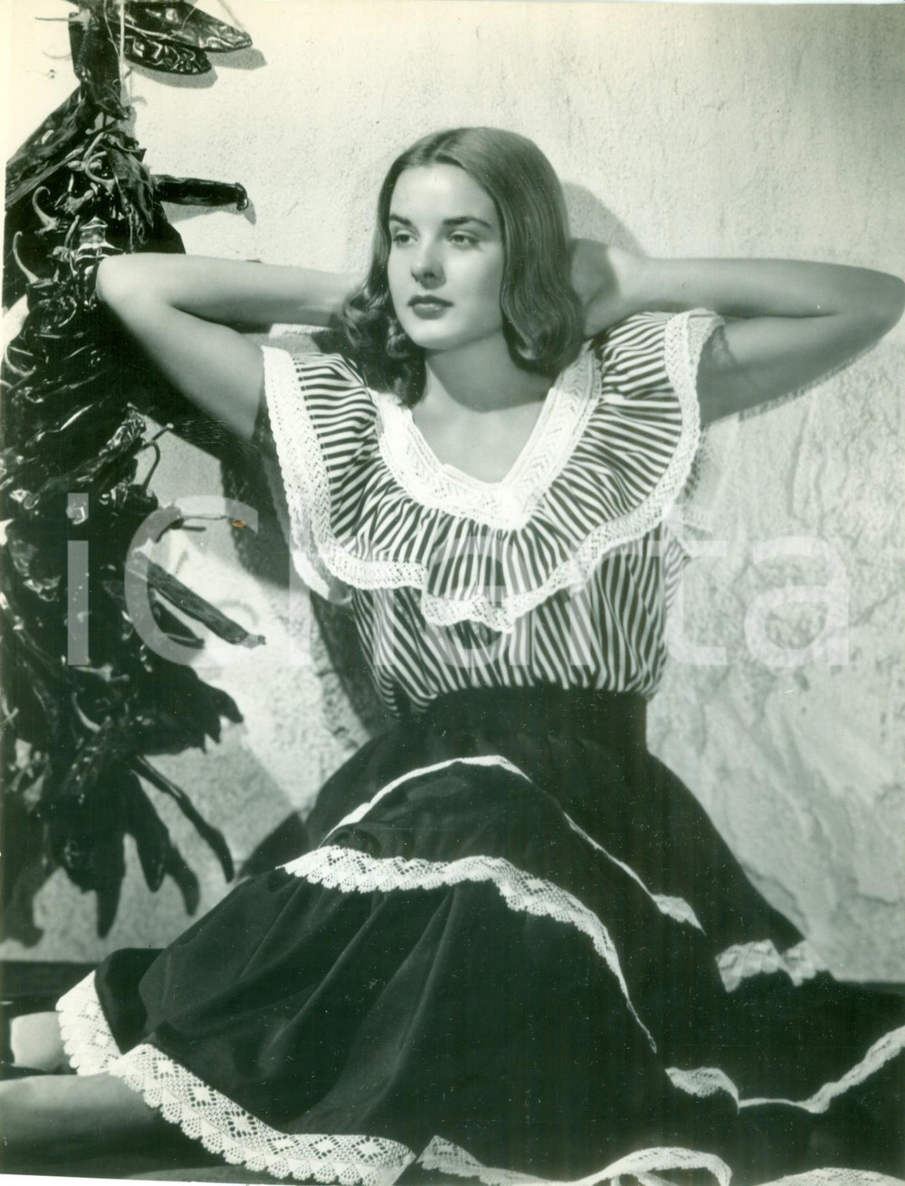 Fotografia d epoca originale 1960 ca PARIS Giovane modella in abito spagnolo Fotografia 1