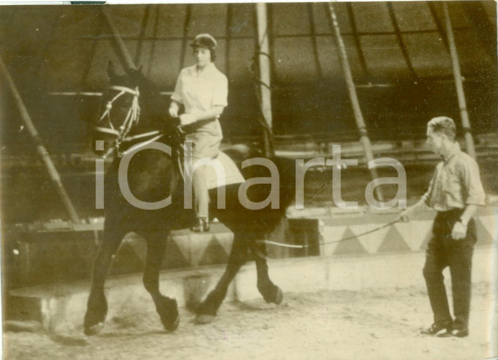 Fotografia d epoca originale 1959 GRASTEN Principessa Benedikte di DANIMARCA cavalca al circo BENEWEIS Foto 1