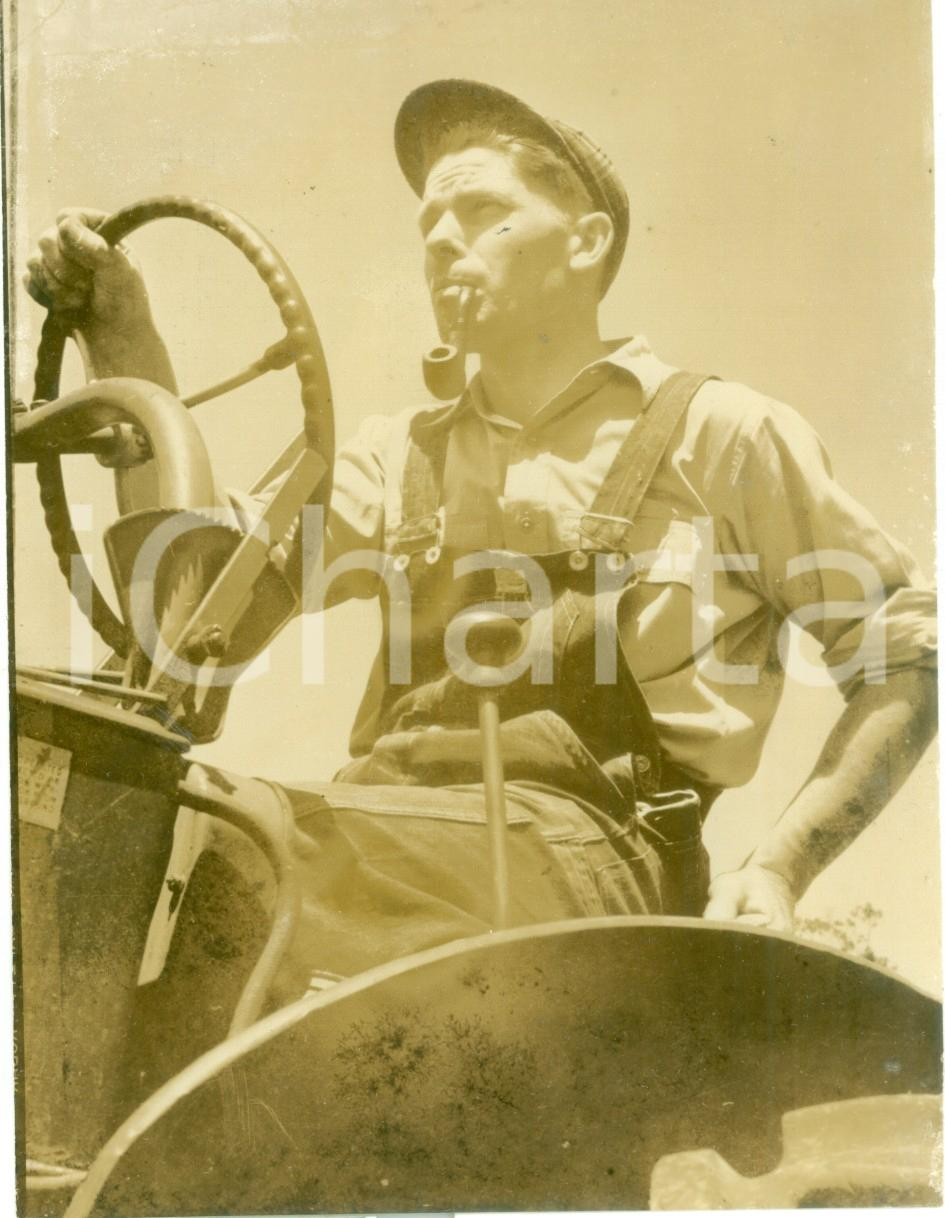 Fotografia d epoca originale 1944 WWII CONNECTICUT USA Veterano Malcolm STANNARD fuma la pipa sul trattore 1