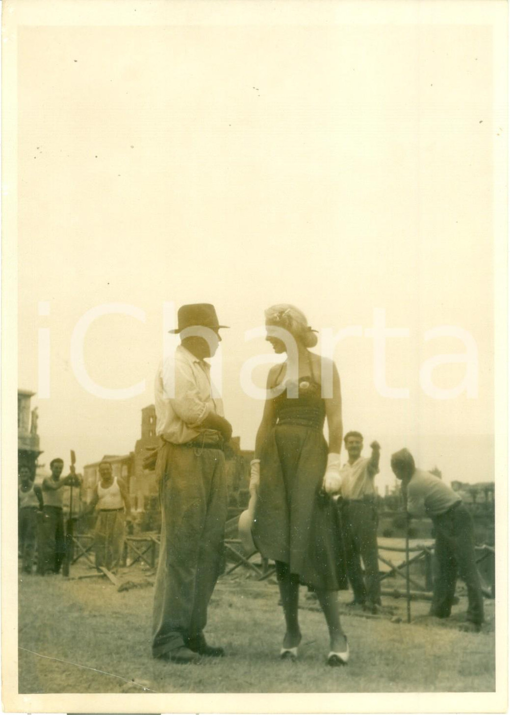 Fotografia d epoca originale 1940 ca LAZIO ? Operaio Nazzareno SANTONI con attrice americana Fotografia 1