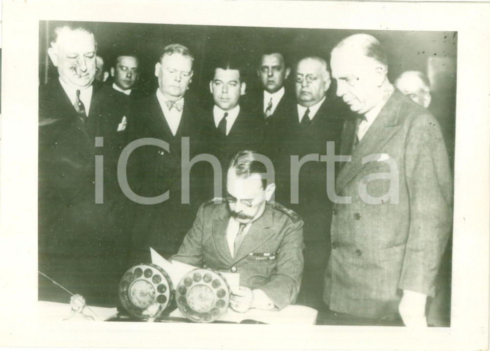 1930 ca ARGENTINA José Félix URIBURU pronuncia discorso in radiodiffusione *Foto