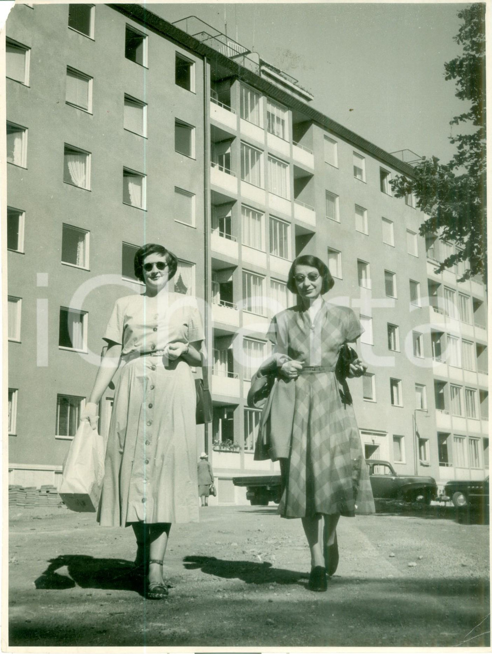 Fotografia d epoca originale 1950 ca STOCKHOLM SVEZIA Madame COCHAN va al mercato con la sorella Fotografia 1