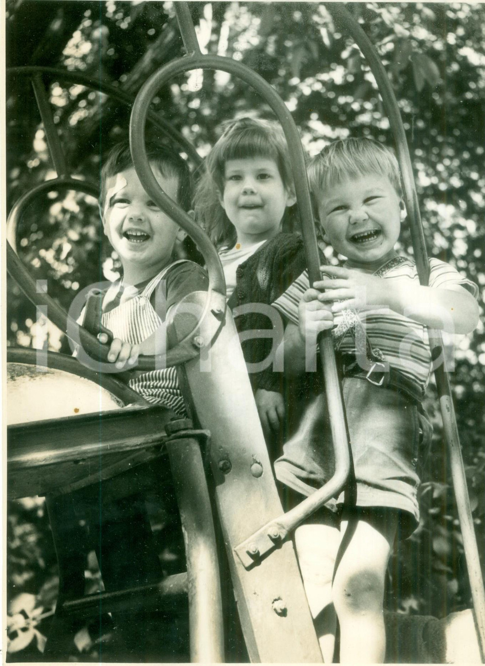 Fotografia d epoca originale 1950 ca STOCKHOLM SVEZIA Bambini giocano al parco delle NAZIONI UNITE Foto 1