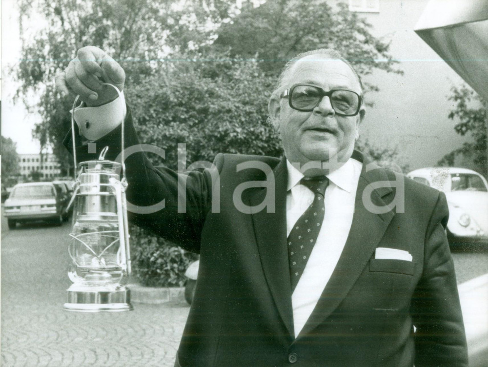 Fotografia d epoca originale 1982 BONN Politico HansJürgen WISCHNEWSKI mostra una lanterna Foto 1 1