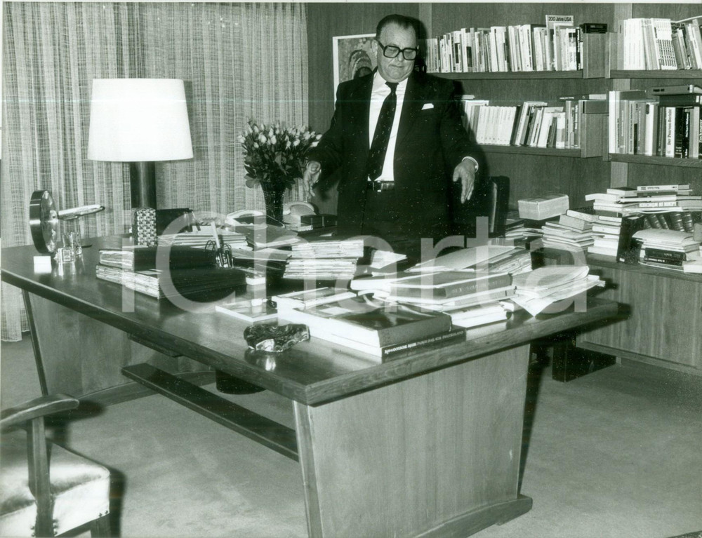 Fotografia d epoca originale 1979 BONN HansJürgen WISCHNEWSKI mostra la sua scrivania Fotografia 1