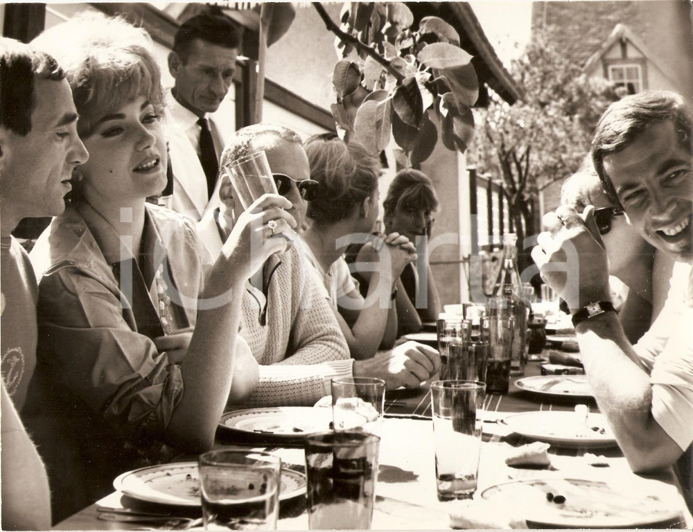 Fotografia d epoca originale 1960 ca CINEMA Sylva KOSCINA a pranzo con la troupe Fotografia dal set 1