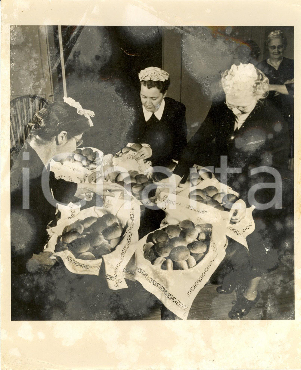 Fotografia d epoca originale 1950 BETLEHEM USA Women MORAVIAN CHURCH preparing buns on Easter DANNEGGIATA 1