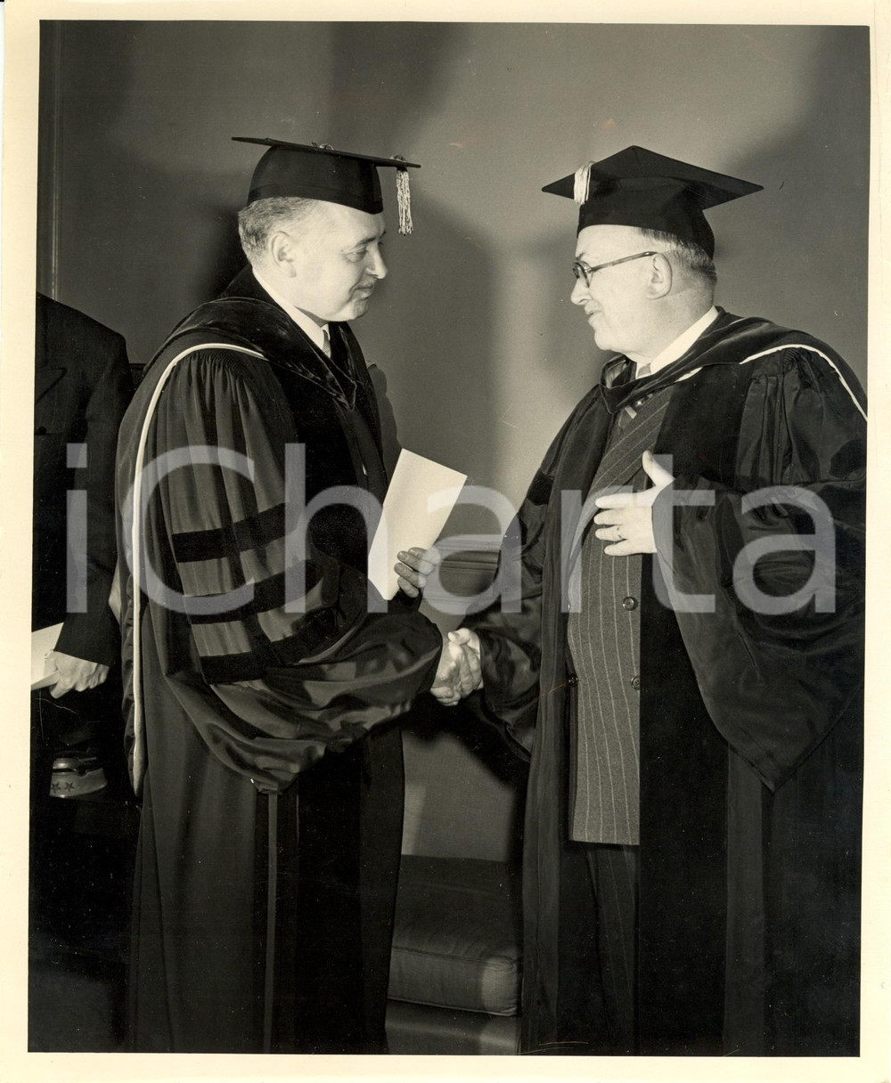 Fotografia d epoca originale 1951 NEW YORK COLUMBIA UNIVERSITY Vincent AURIOL receiving the honorary degree 1