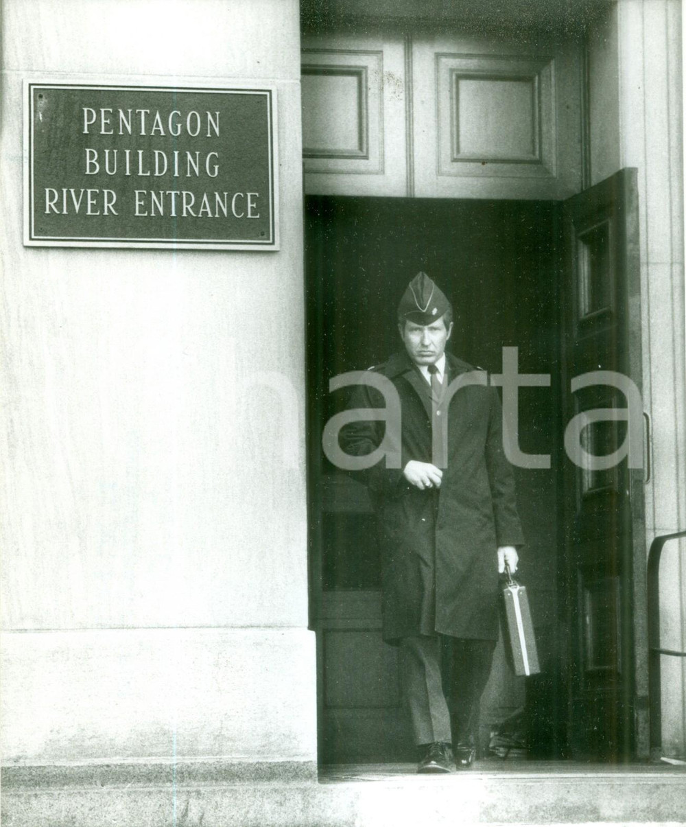Fotografia d epoca originale 1980 WASHINGTON Ufficiale esce dal PENTAGONO Ministero della Difesa Foto 1 1