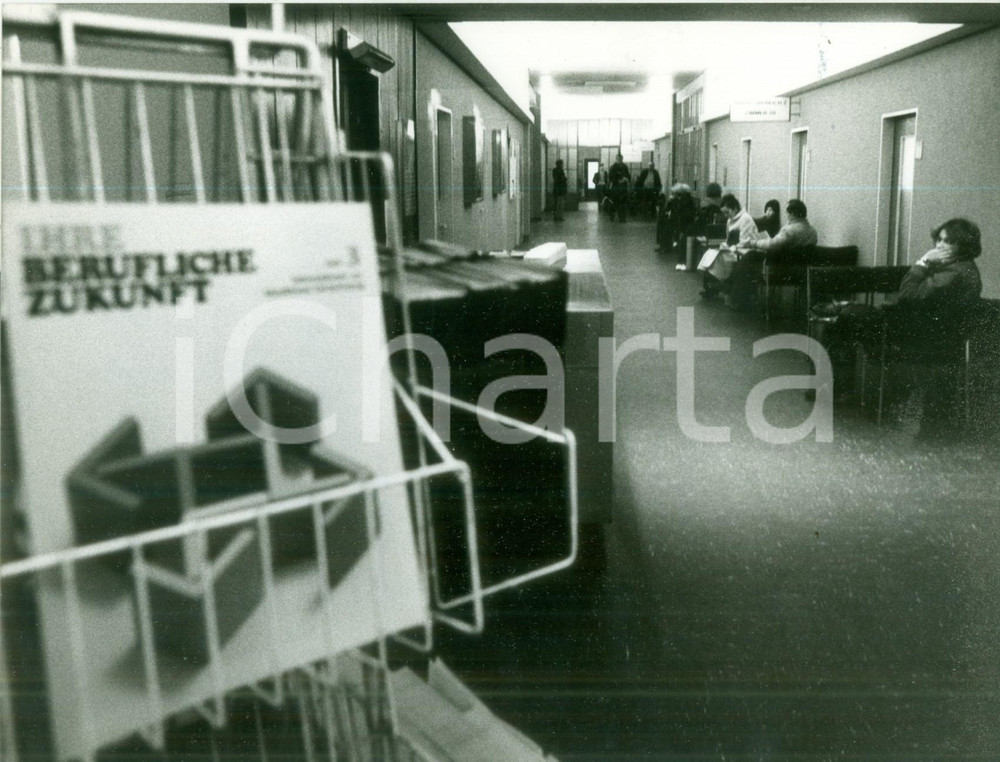 Fotografia d epoca originale 1981 KOLN DE Disoccupati in attesa all ufficio di collocamento Fotografia 1