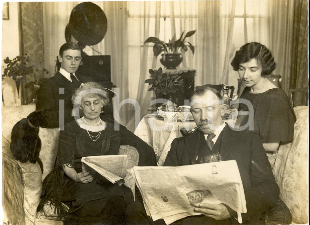 Fotografia d epoca originale 1925 ca LONDON James Henry THOMAS legge i giornali in famiglia Foto RARA 1