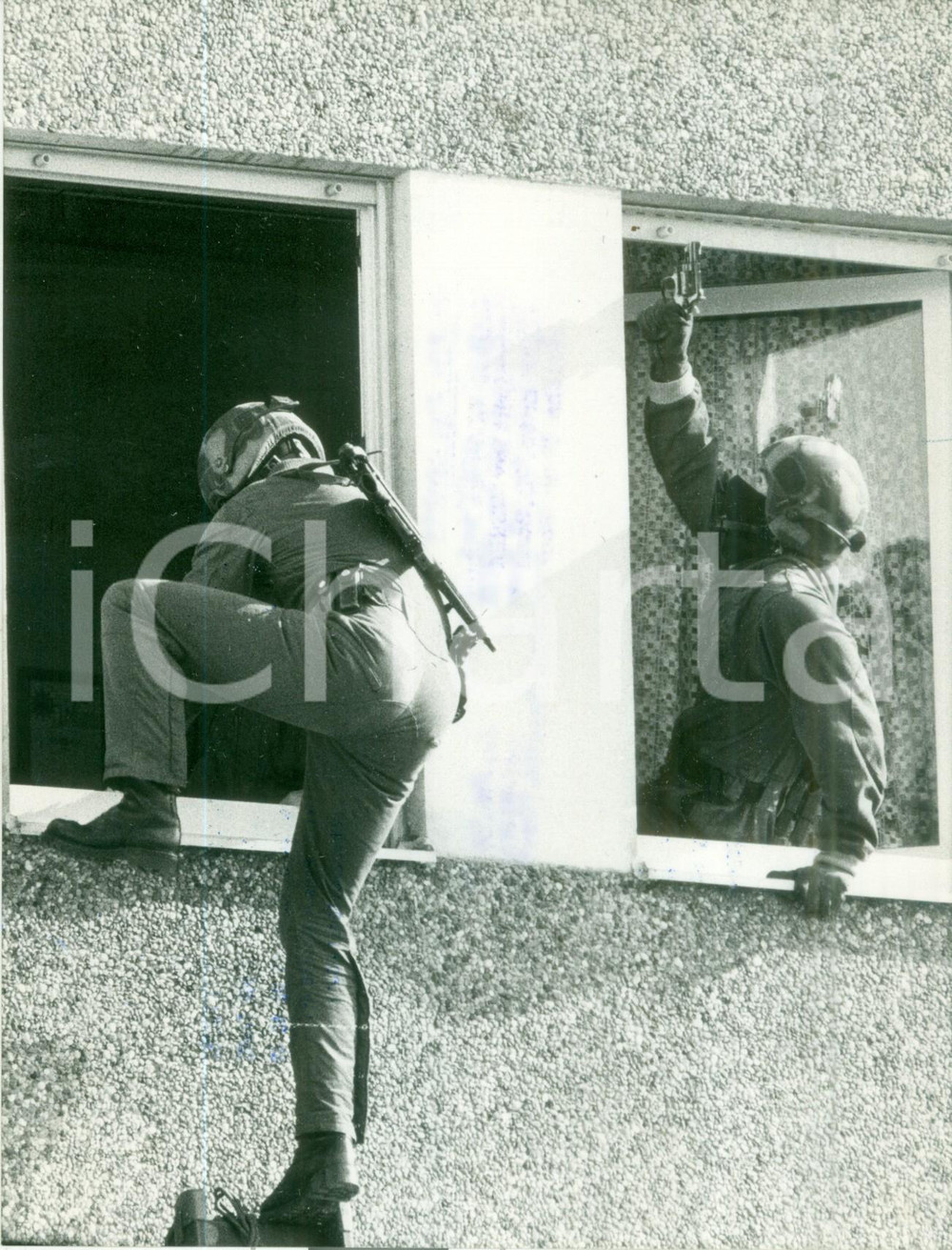 Fotografia d epoca originale 1987 BONN DE Azione di polizia per irruzione in un caseggiato Fotografia 1