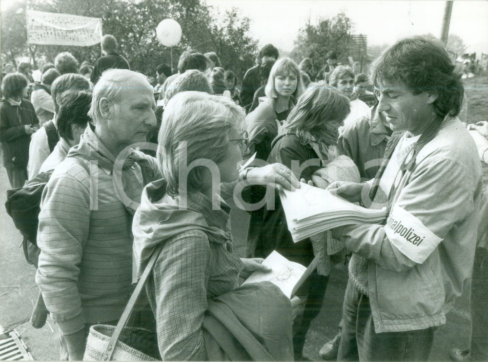 Fotografia d epoca originale 1990 ca HASSELBACH DE Ufficiali di polizia alle manifestazioni Fotografia 1